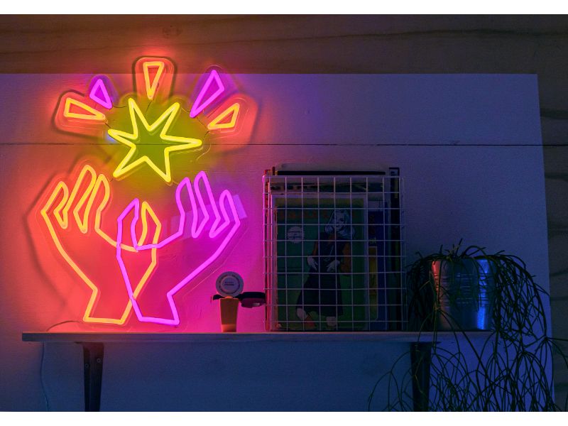 Hands neon lamp Ellis Tolsma